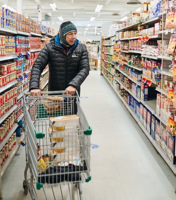 Eric mit Einkaufswagen im Supermarkt