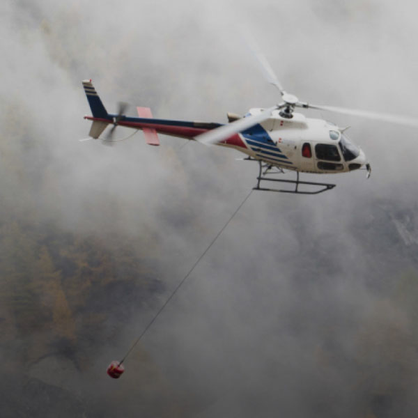 Helikopter beim Sucheinsatz