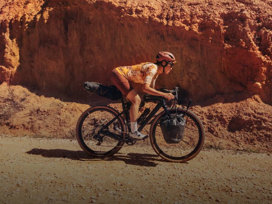 Radfahrerin vor bergiger Hintergrundkulisse in Portugal